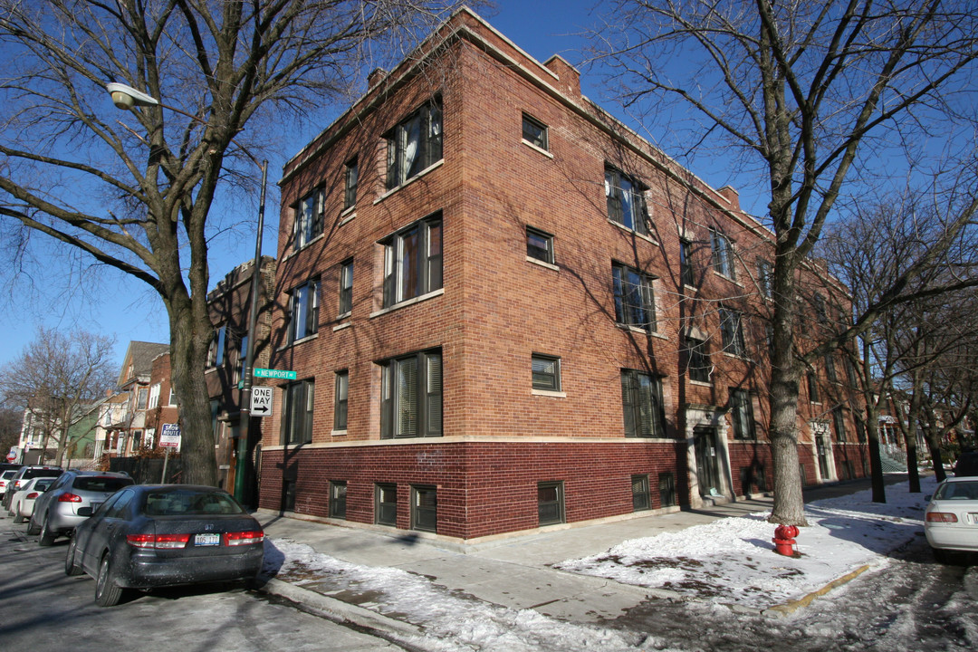 1954 W Newport Ave in Chicago, IL - Building Photo