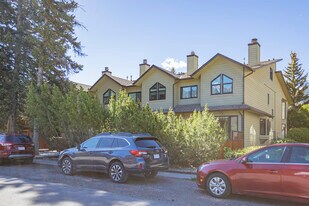 833 5 St in Canmore, AB - Building Photo