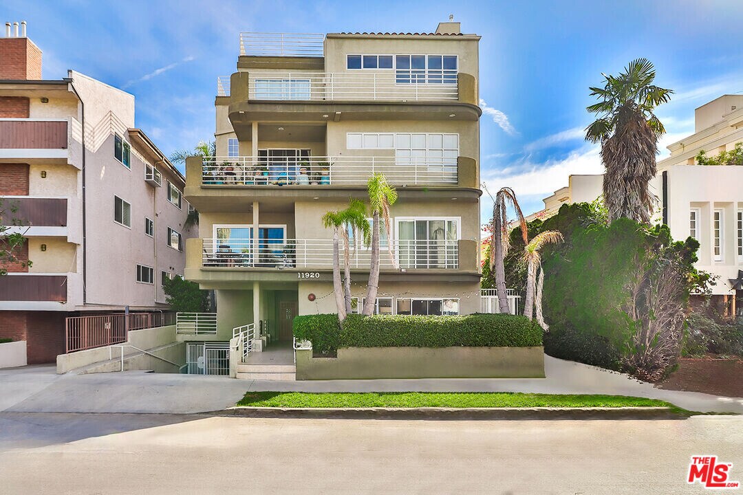 11920 Goshen Ave in Los Angeles, CA - Building Photo