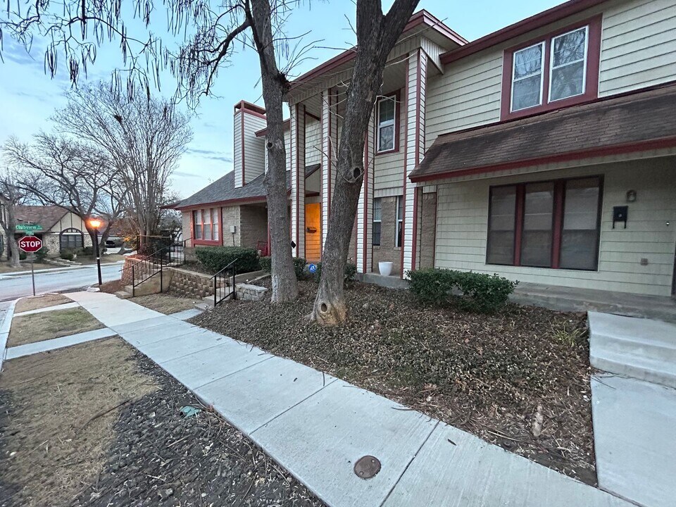 2034 Clubridge Dr in Carrollton, TX - Foto de edificio