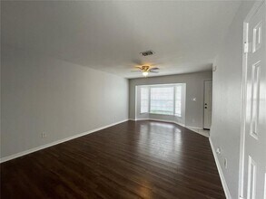 13543 Embassy Park Ct in Dade City, FL - Building Photo - Building Photo