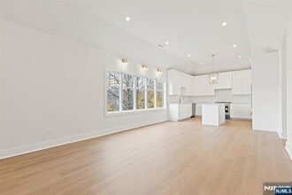 445 Ramapo Valley Rd, Unit 3 in Oakland, NJ - Building Photo - Building Photo