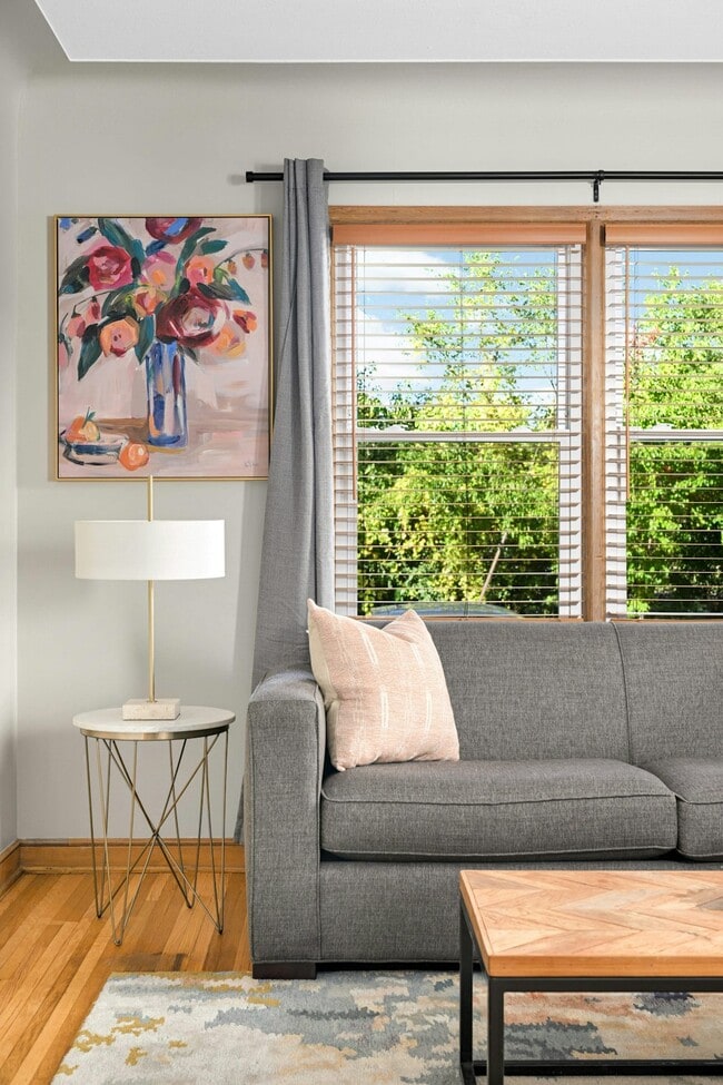 5713 Lyndale Ave S in Minneapolis, MN - Foto de edificio - Building Photo