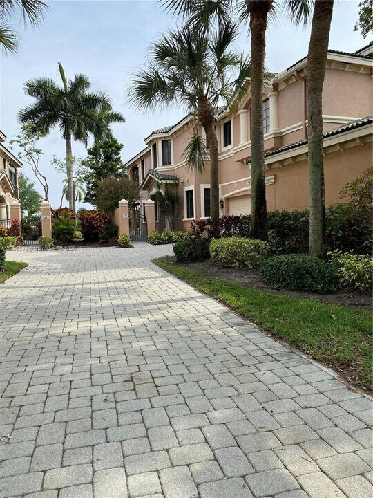 2697 Center Ct Dr in Weston, FL - Building Photo