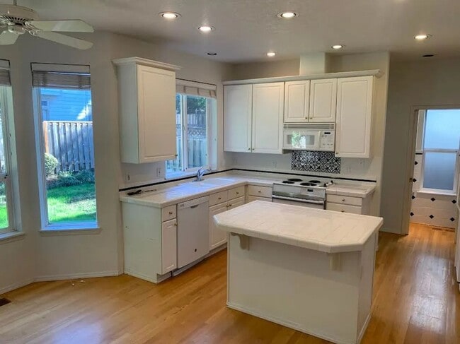 16812 NW Paddington Dr in Beaverton, OR - Building Photo - Building Photo