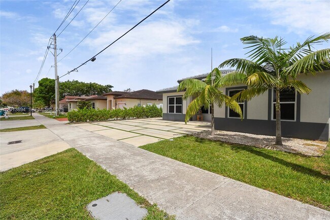 13063 SW 256th St in Homestead, FL - Foto de edificio - Building Photo
