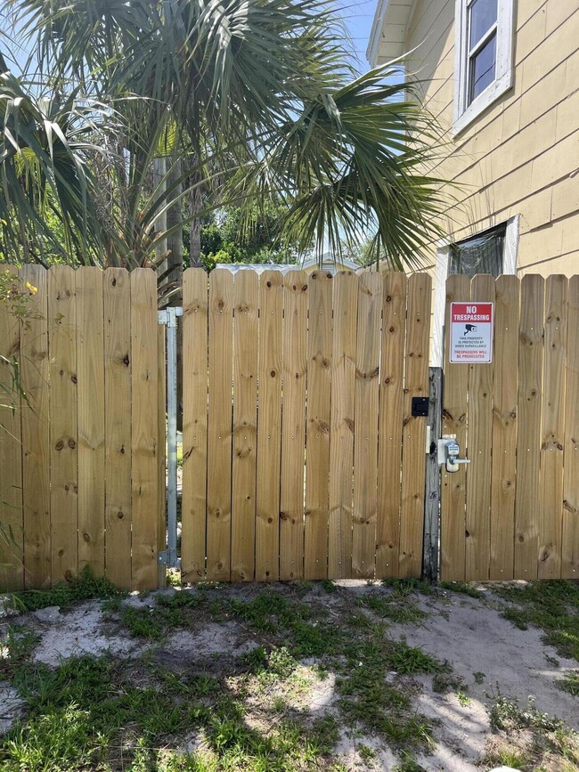 321 N 11th St in Fort Pierce, FL - Building Photo - Building Photo