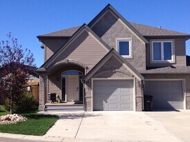 600 600 Carriage Ln Pl in Carstairs, AB - Building Photo