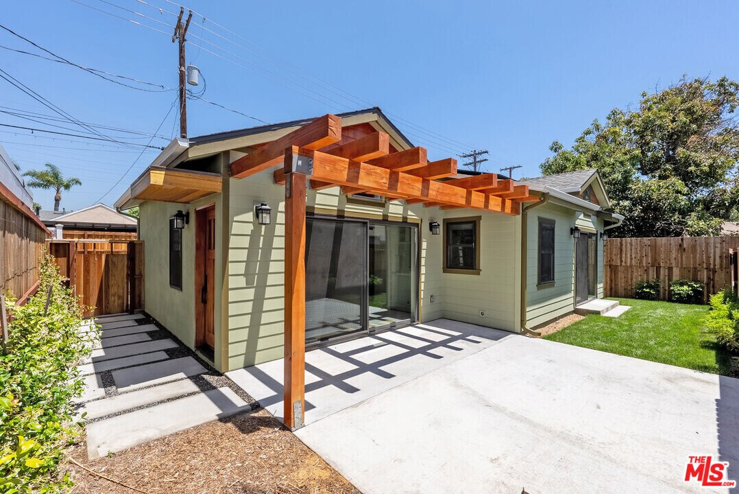418 N Frederic St in Burbank, CA - Building Photo