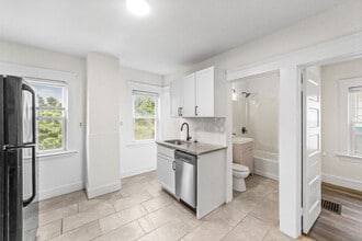 1352 W 58th St, Unit B - Up in Cleveland, OH - Foto de edificio - Building Photo