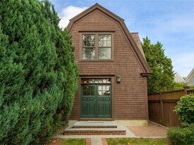 14 Chestnut St in Newport, RI - Building Photo