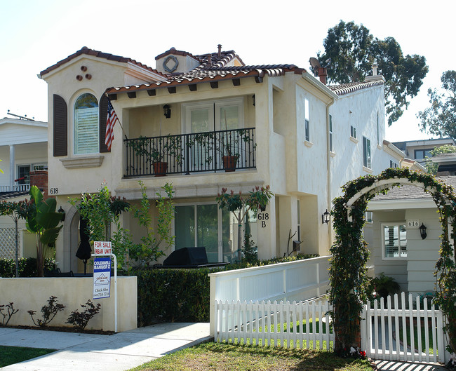 618 Iris Ave in Corona Del Mar, CA - Foto de edificio - Building Photo