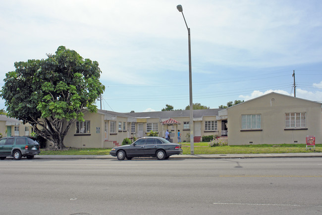 3950 NW 7th St in Miami, FL - Foto de edificio - Building Photo