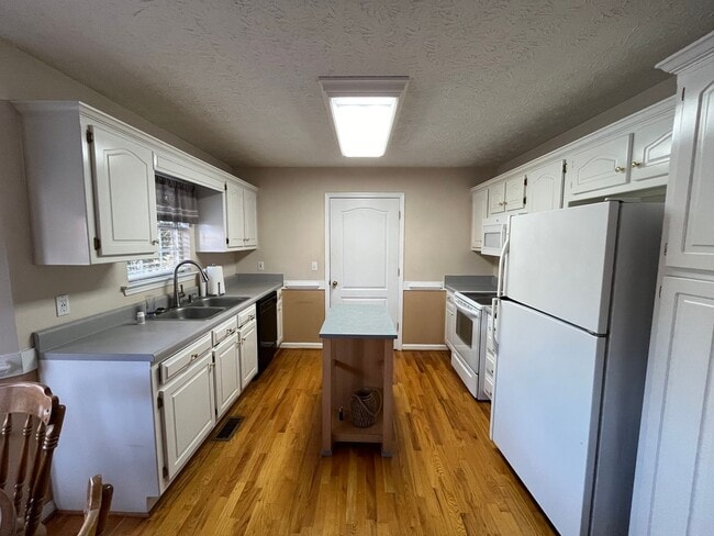 124 Erwin Hill Rd SE in Calhoun, GA - Building Photo - Building Photo