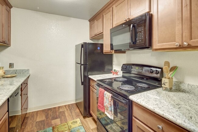 Hillside Chalet in Anchorage, AK - Foto de edificio - Building Photo