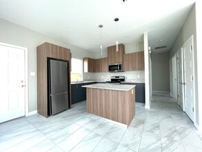 3803 Las Vistas Ln in Weslaco, TX - Foto de edificio - Building Photo