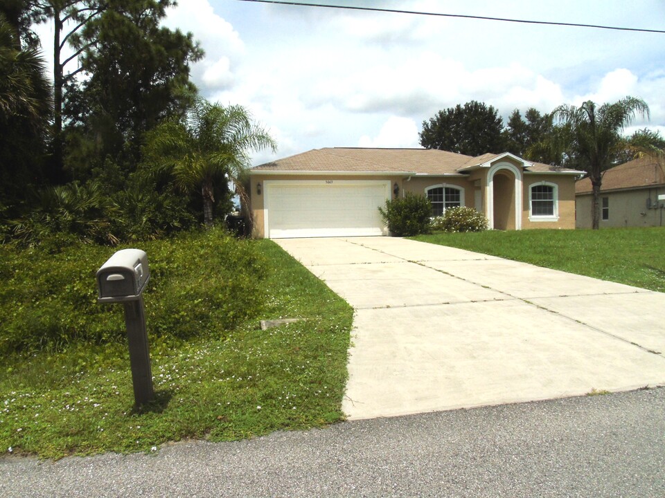 5063 Fairlane Dr in North Port, FL - Building Photo