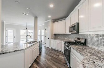 214 Navajo Trail in Alvarado, TX - Building Photo - Building Photo