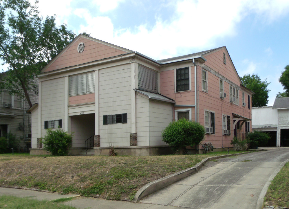 424-430 W Lynwood Ave in San Antonio, TX - Building Photo