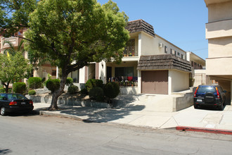 501 E San Jose Ave in Burbank, CA - Foto de edificio - Building Photo