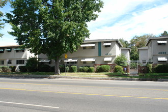 4846 Hazeltine Ave in Sherman Oaks, CA - Building Photo - Building Photo