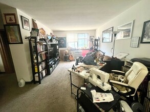 2555 N Farwell Ave in Milwaukee, WI - Building Photo - Interior Photo