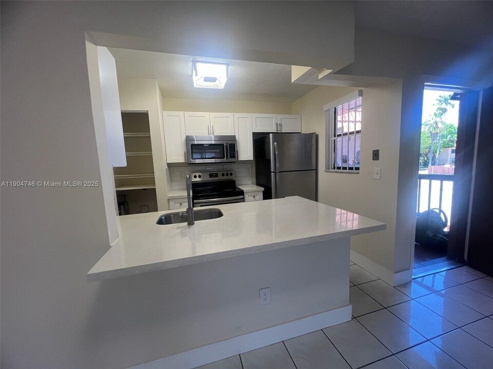 6560 W 27th Ct in Hialeah, FL - Building Photo