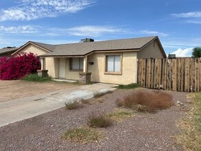 7132 W Devonshire Ave in Phoenix, AZ - Foto de edificio - Building Photo