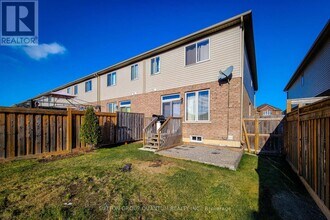 33 Fairgrounds Dr in Hamilton, ON - Building Photo - Building Photo