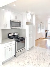 17418 Califa St in Encino, CA - Foto de edificio - Building Photo