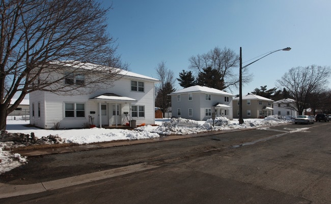 1308-1332 10th St E in Menomonie, WI - Foto de edificio - Building Photo