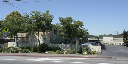 Meekland Manor in Hayward, CA - Building Photo - Building Photo