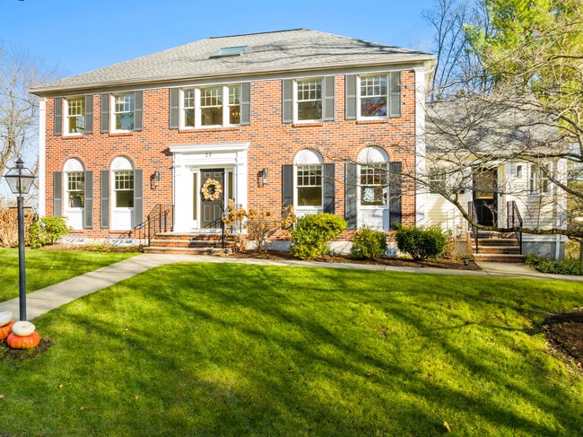 25 Falmouth Rd in Arlington, MA - Foto de edificio - Building Photo