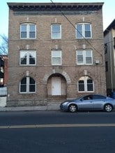 815 E Main St in Waterbury, CT - Foto de edificio - Building Photo