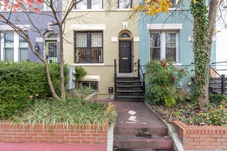 724 13th St SE, Unit B in Washington, DC - Foto de edificio - Building Photo