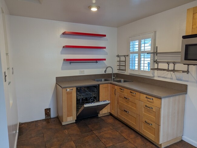 16045 Leadwell St in Van Nuys, CA - Foto de edificio - Building Photo