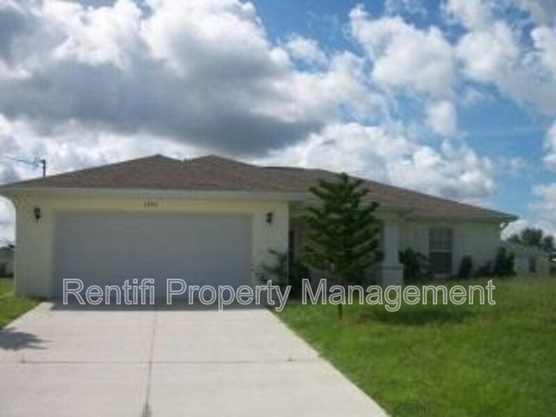 1232 Bayou St E in Lehigh Acres, FL - Building Photo