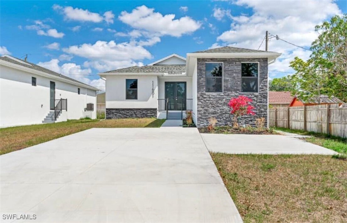 11681 Pawley Ave in Bonita Springs, FL - Building Photo