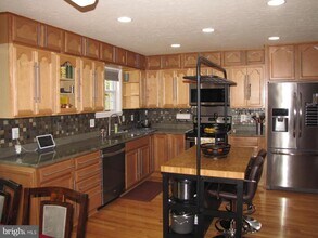9031 Blarney Stone Dr in Springfield, VA - Building Photo - Building Photo