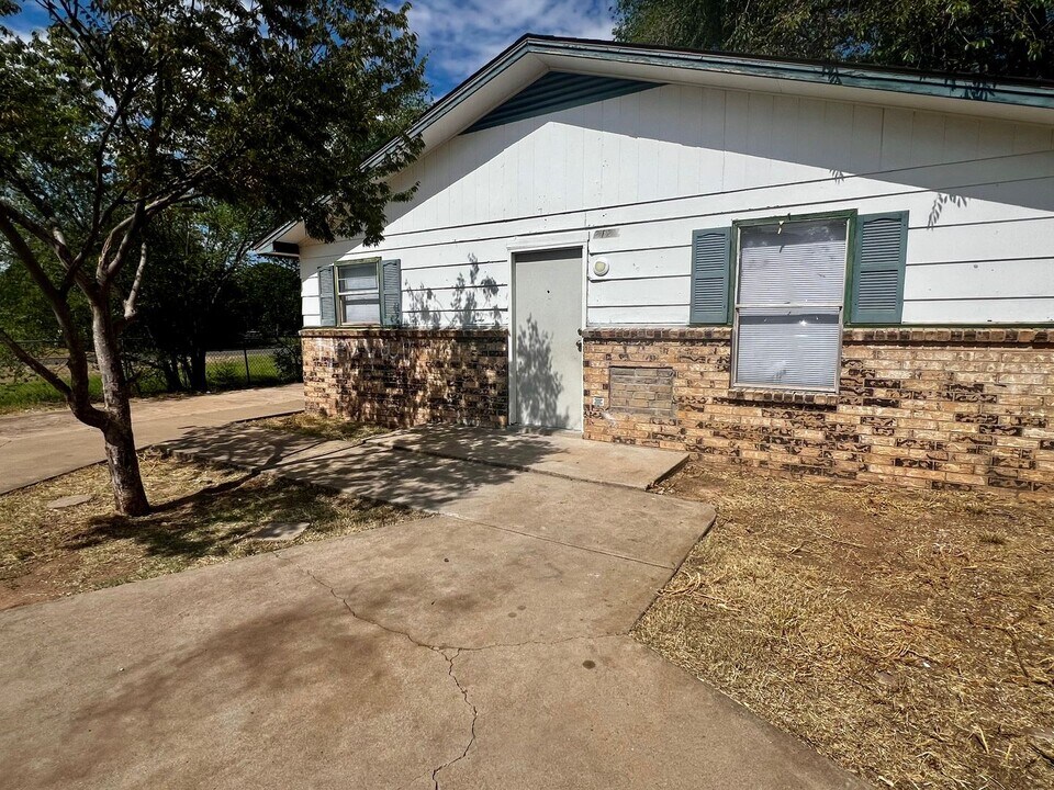 2122 21st St in Lubbock, TX - Building Photo