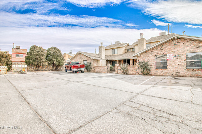 2012 Amy Sue Dr in El Paso, TX - Foto de edificio - Building Photo