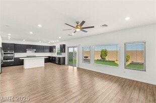 8326 Monroe Bay St in Las Vegas, NV - Building Photo