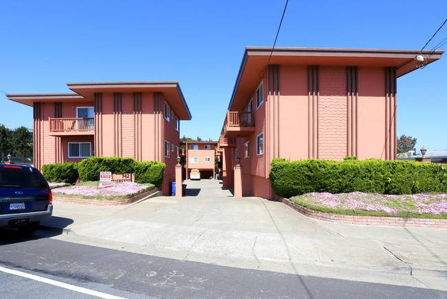 The Antoinette Apartments in South San Francisco, CA - Foto de edificio - Building Photo