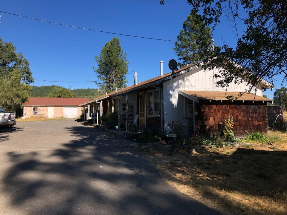 42201 Hwy 101 in Laytonville, CA - Building Photo