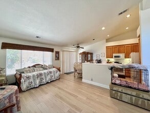 2351 Fairhaven Dr in Hollister, CA - Foto de edificio - Building Photo