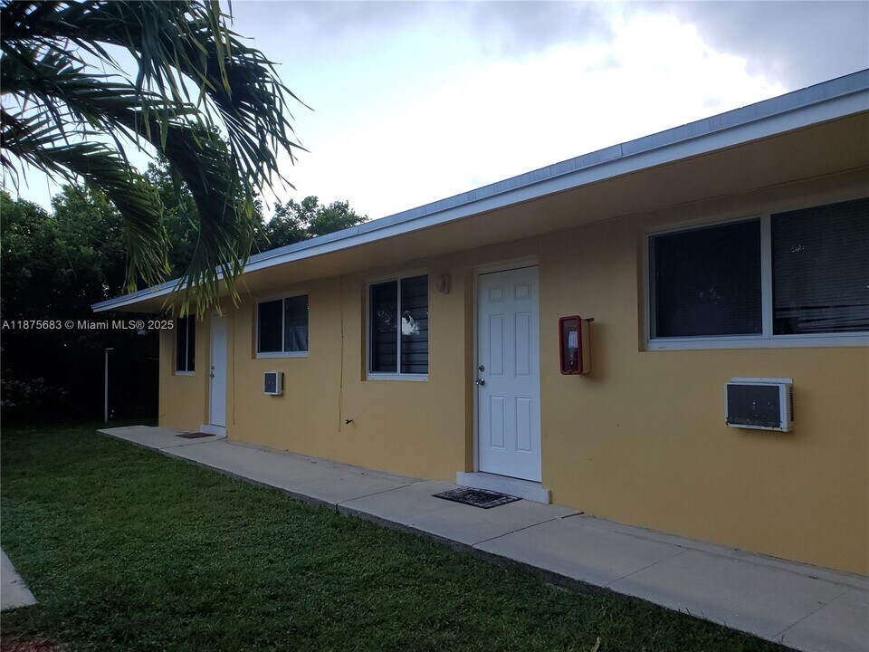 26 SE 3rd Terrace in Dania Beach, FL - Building Photo