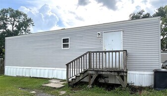 108 S 7th St in Highlands, TX - Building Photo