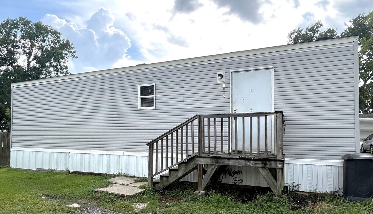 108 S 7th St in Highlands, TX - Building Photo