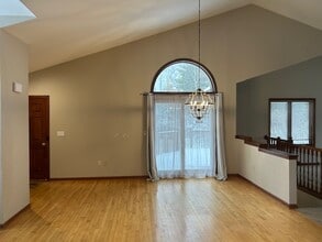 19155 Hi View Dr in Brookfield, WI - Foto de edificio - Building Photo