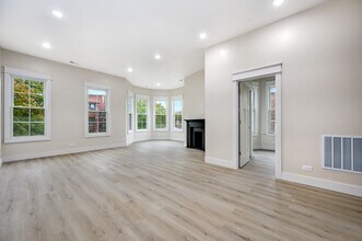 1619 W Balmoral Ave, Unit 2E in Chicago, IL - Building Photo - Building Photo